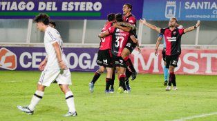 Explosión leprosa. Todo Newell’s celebra la conquista del pibe Chiaverano, que ya en tiempo de descuento le dio la victoria al rojinegro en el estreno.