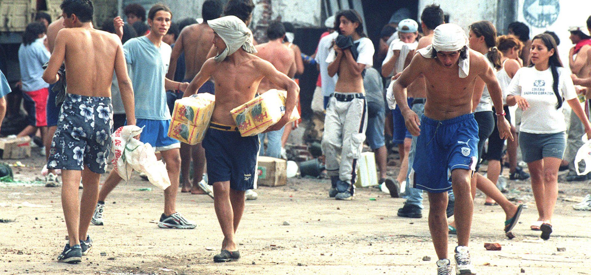 19/12/2001. Saqueos en un comercio alimenticio de Pasco y Gutenberg.