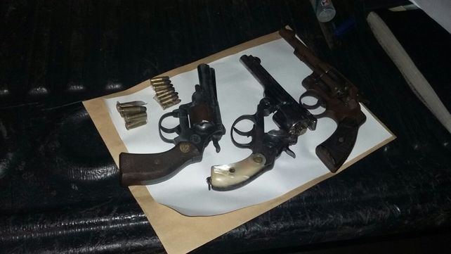 Armados. La Policía les secuestró tres revólveres con municiones.&nbsp;