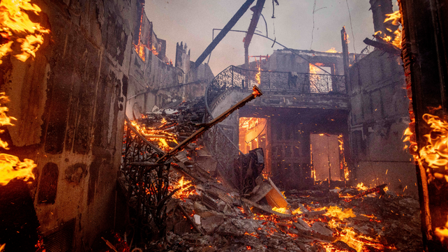 Varias mansiones de una de las zonas más exclusivas de Los Ángeles arden tras el paso del fuego.