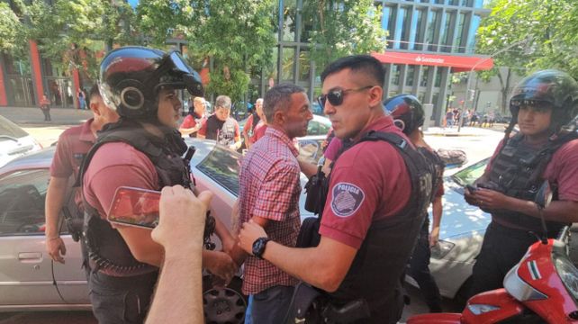Detuvieron en Buenos Aires al hombre que le tiró un botellazo a Javier Milei tras la jura como presidente.&nbsp;
