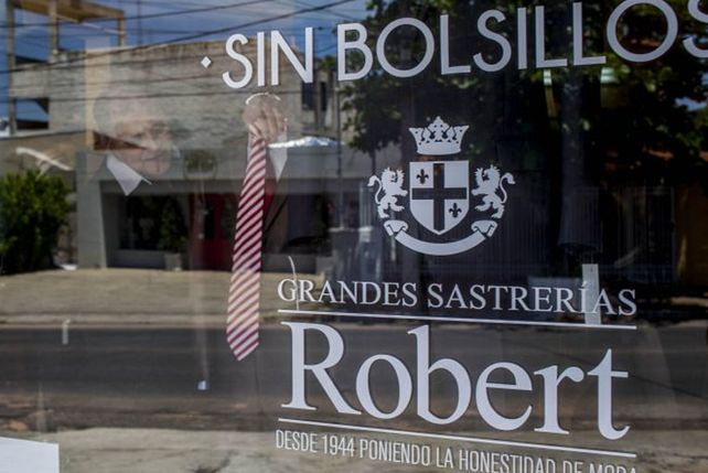 Un sastre paraguayo y su revolucionario traje anticorrupción