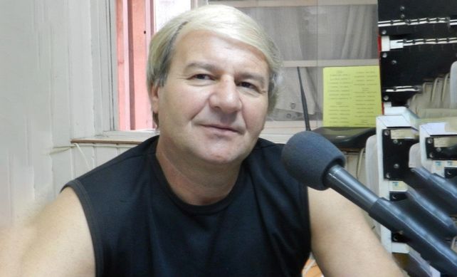 Ricardo Bovina en su estudio de radio