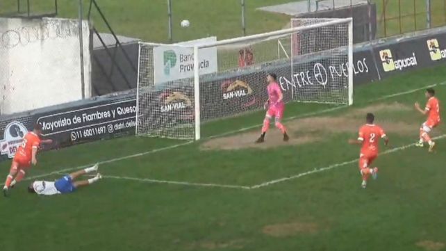 ¿Y eso? Gonzalo Atardo se llevó la marca, lo tomaron de la camiseta y lo hicieron caer, pero el árbitro no le dio penal a Argentino en cancha de Estrella del Sur. Debur de Gerardo Martino como DT.