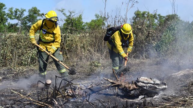 Brigadistas trabajan contrarreloj para combatir los incendios en las islas.