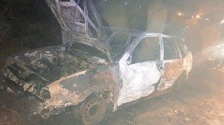 Prendió un cigarrillo, se le volcó nafta y se incendió su auto