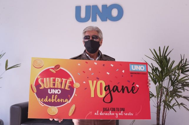 Francisco con el barbijo en la readcci&oacute;n de UNO donce cobr&oacute; los 50.000 pesos.