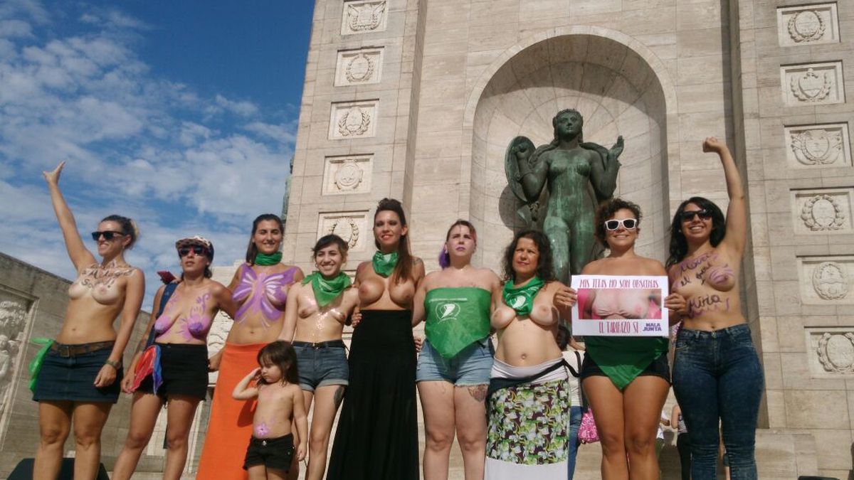 El Tetazo contra la censura al topless tuvo una masiva convocatoria en el  Monumento