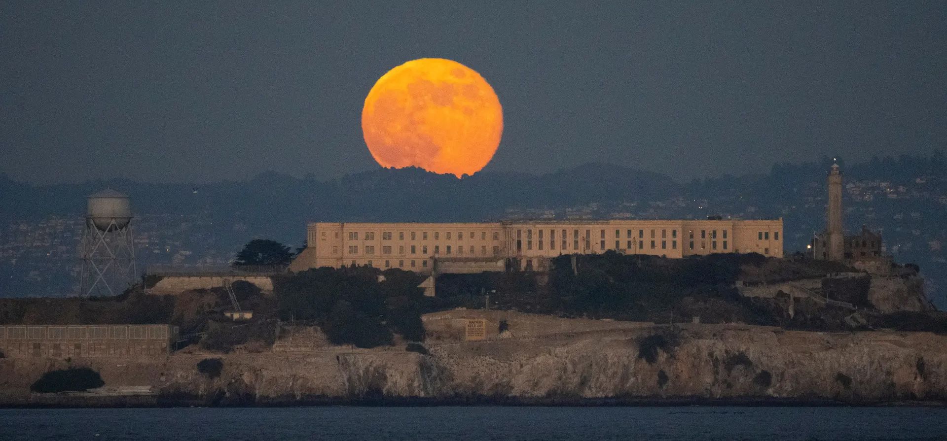 Una luna llena, también conocida como la Luna del Castor, se eleva sobre la isla de Alcatraz. La Luna del Castor es la última luna llena antes del solsticio de invierno, San Francisco, Estados Unidos. Fotografía: Eric Risberg/AP Una luna llena, también conocida como la Luna del Castor, se eleva sobre la isla de Alcatraz. La Luna del Castor es la última luna llena antes del solsticio de invierno, San Francisco, Estados Unidos. Fotografía: Eric Risberg/AP