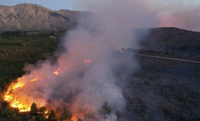 El voraz incendio que arrasa a El Bolsón no se detiene. Unas 6.500 hectáreas fueron afectadas por el fuego.&nbsp;