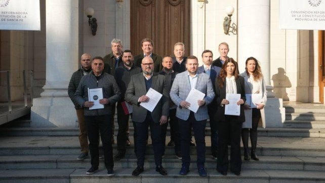 Los representantes de los distintos partidos políticos que integran el frente Unidos