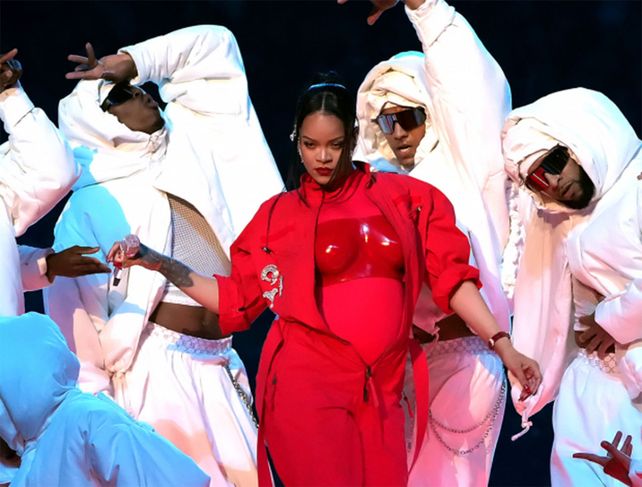 Rihanna durante su presentación en el entretiempo del Super Bowl