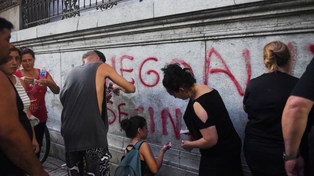 Limpiando. Los familiares del comisario Diego Alvarez en plena tarea.