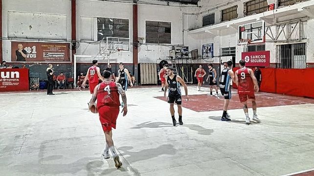 Banco sorprendió a Rivadavia A y Almagro dio cuenta de Colón por el Dos Orillas de Básquet.