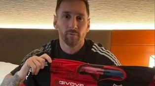Lionel Messi con la camiseta de Newells, club que lo espera con los brazos abiertos.