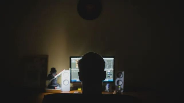Dos rosarinos y un santafesino fueron acusados por tener material sobre explotación infantil con fines inequívocos de distribución y descarga a través de la web.