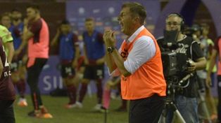 Una queja del DT. Seguramente fue por alguna falta no sancionada, porque finaliz&oacute; conforme con el resultado y el juego del equipo.