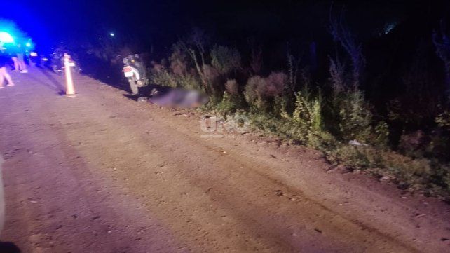 La víctima estaba sin vida a un lado del camino con el casco puesto