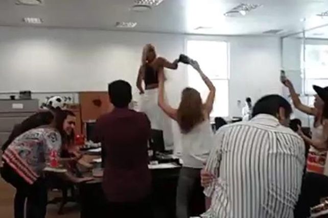 Una captura del video que se difundió y que le hizo perder el trabajo a una funcionaria.&nbsp;
