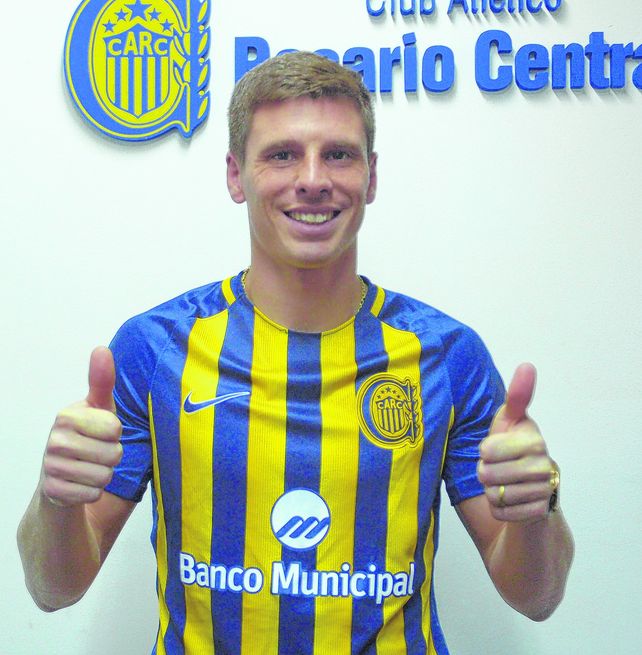 Santiago Romero firmó ayer su contrato con el canalla por un año a préstamo.