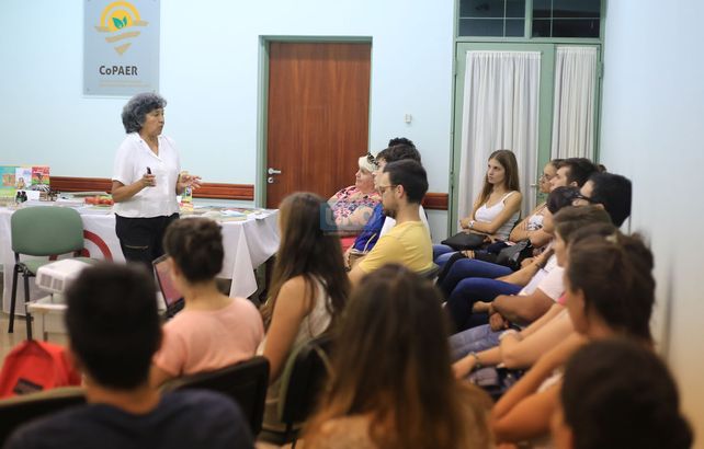 La ingeniera agrónoma le habla al público compuesto en su mayoría por estudiantes de Agronomía. Foto UNO Diego Arias.&nbsp;