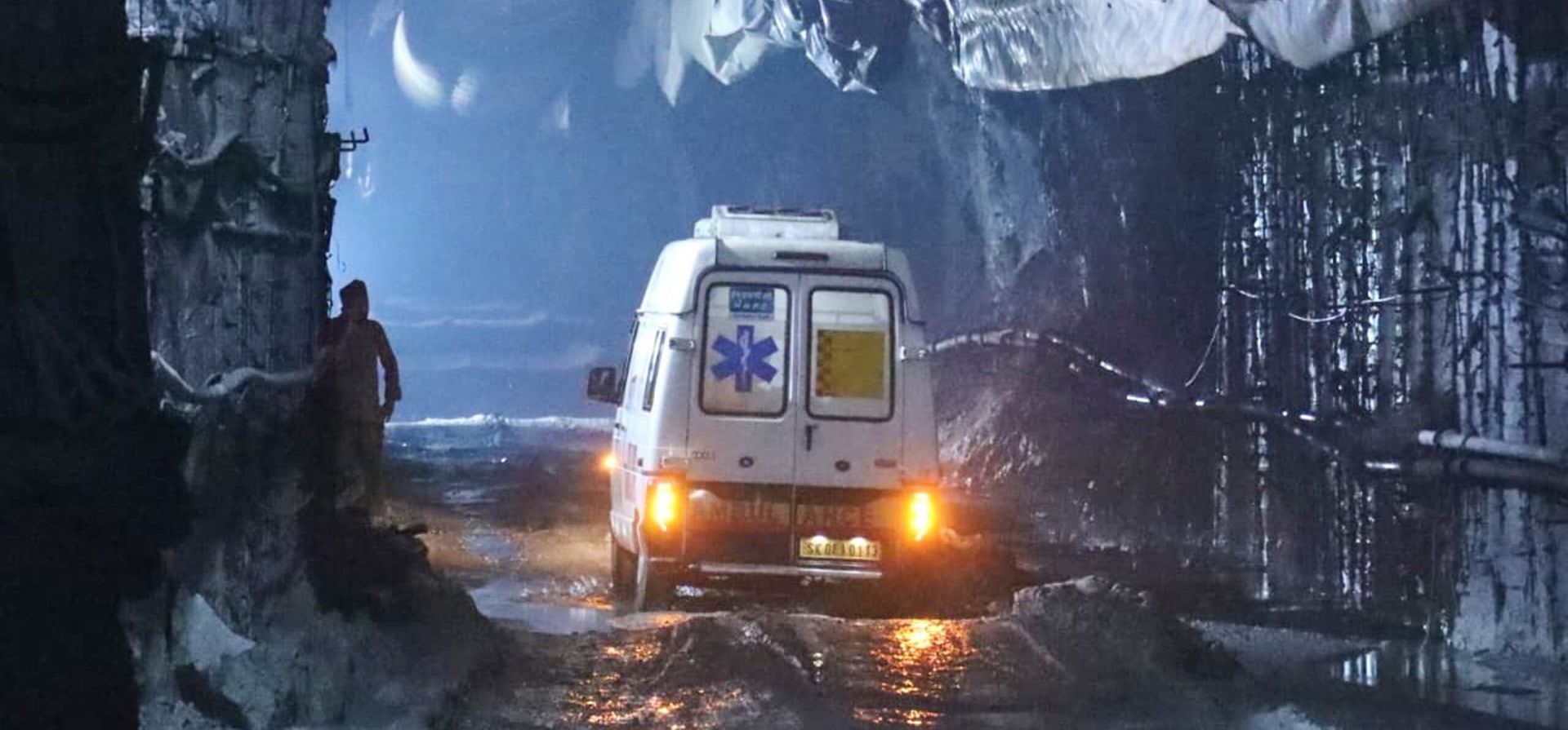 Una ambulancia circula por un túnel en construcción de un proyecto hidroeléctrico, en la localidad de Samardung, a unos 40 kms (25 millas) de Gangtok, India, el 20 de julio de 2026. (Gobierno de Sikkim vía AP) Una ambulancia circula por un túnel en construcción de un proyecto hidroeléctrico, en la localidad de Samardung, a unos 40 kms (25 millas) de Gangtok, India, el 20 de julio de 2026. (Gobierno de Sikkim vía AP)