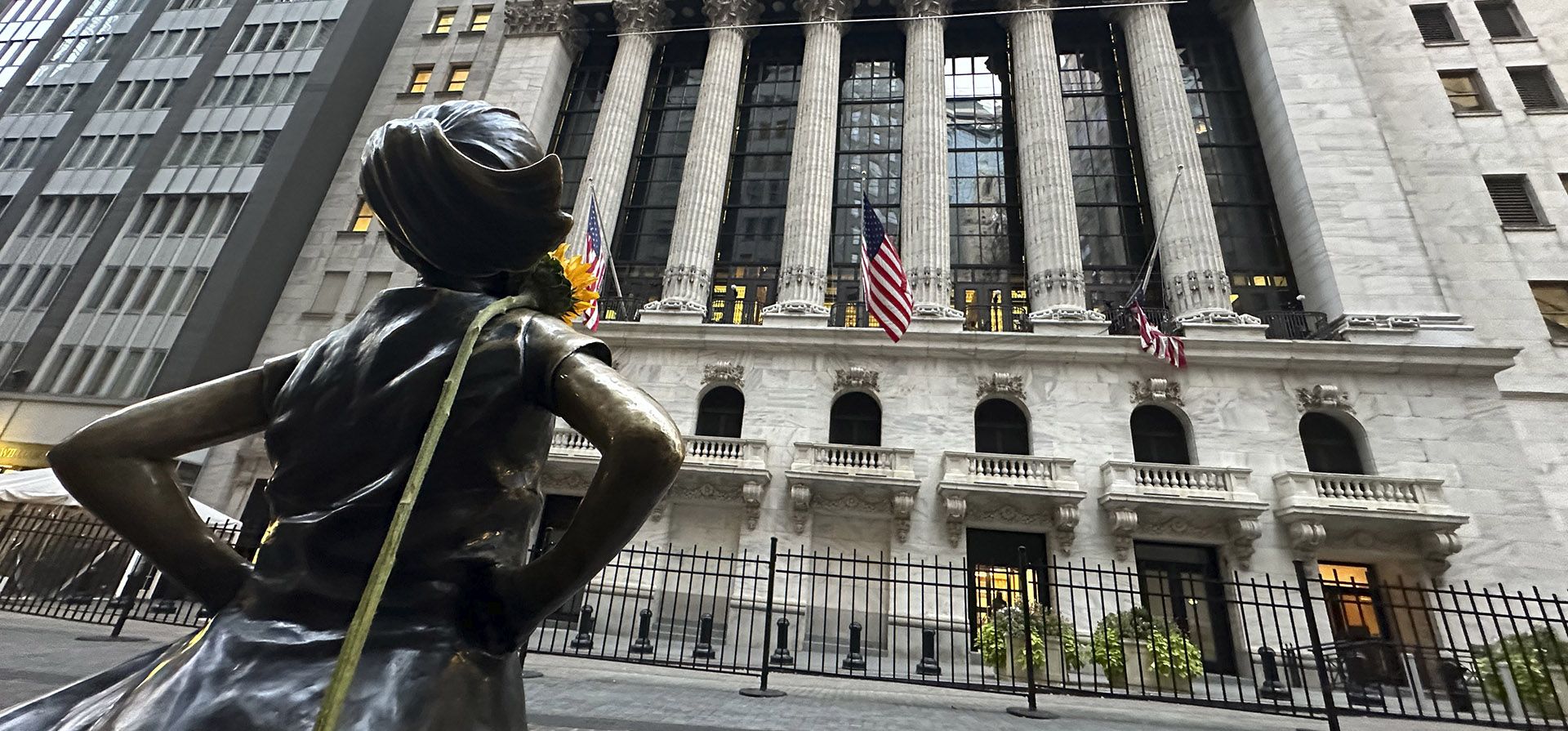 La estatua de la niña valiente, con una flor sobre el hombro, afuera de la Bolsa de Valores de Nueva York, el 23 de octubre de 2024. (Foto AP/Peter Morgan, Archivo) La estatua de la niña valiente, con una flor sobre el hombro, afuera de la Bolsa de Valores de Nueva York, el 23 de octubre de 2024. (Foto AP/Peter Morgan, Archivo)