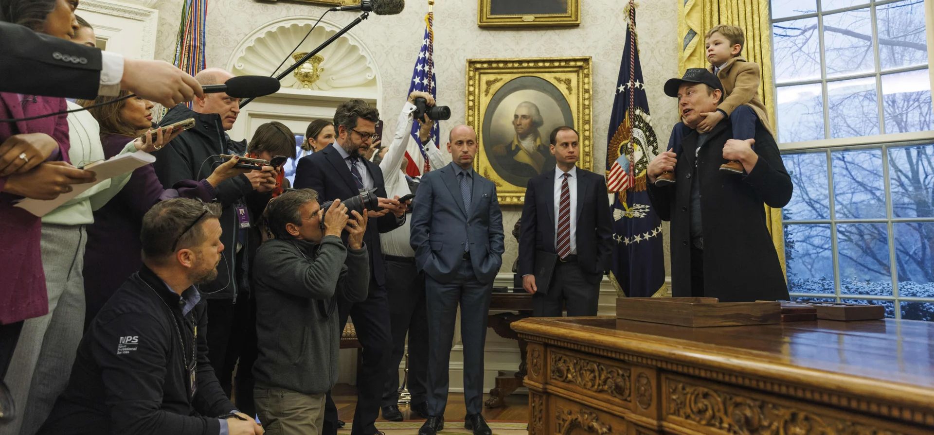 Elon Musk, sosteniendo a su hijo X, habla con la prensa en el Despacho Oval de la Casa Blanca durante una reunión con Donald Trump, Washington, Estados Unidos. Fotografía: Abaca/Rex/Shutterstock Elon Musk, sosteniendo a su hijo X, habla con la prensa en el Despacho Oval de la Casa Blanca durante una reunión con Donald Trump, Washington, Estados Unidos. Fotografía: Abaca/Rex/Shutterstock