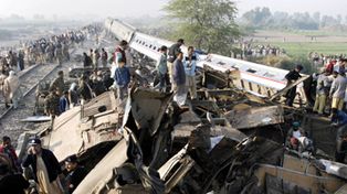 Descarril&oacute; un tren en Pakist&aacute;n: mueren 75 personas