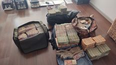Parte de la millonaria cifra secuestrada por la Policía Federal en las cuevas donde operaba la banda. Parte de la millonaria cifra secuestrada por la Policía Federal en las cuevas donde operaba la banda.