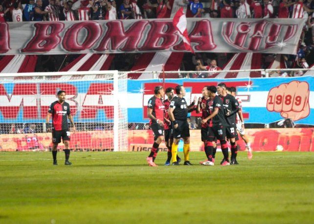 Fernando Espinoza discute con los jugadores de Newells.