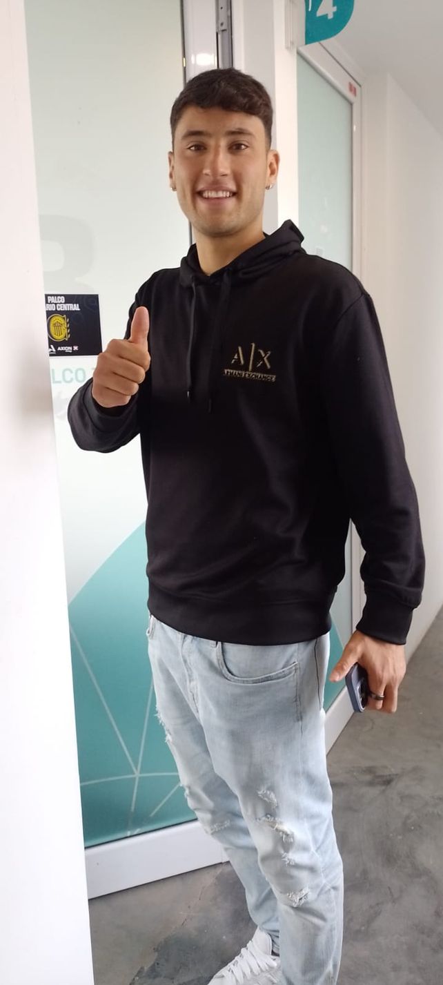 Alejo Veliz fue el sábado a San Nicolás a ver a Central por la Copa Argentina. Hoy está regresando a Londres para presentarse en Tottenham.&nbsp;