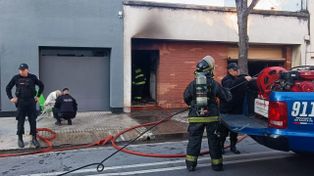 Incendio en Pichincha. Bomberos y policías trabajan en la vivienda de Catamarca al 2300.
