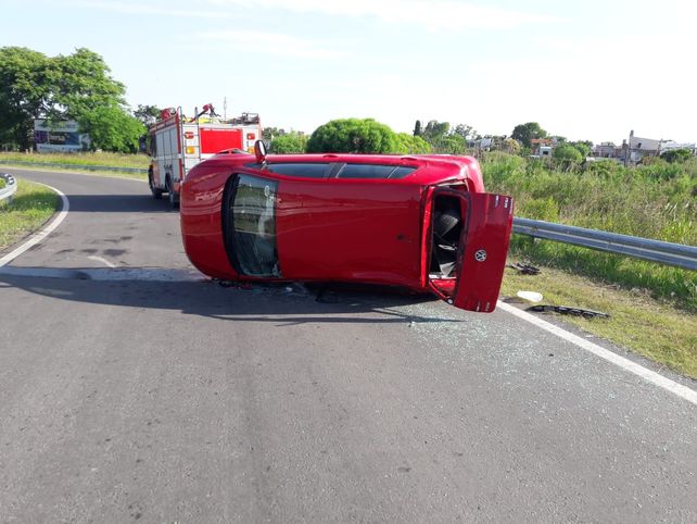 Hombre de 78 años volcó en el rulo del acceso norte