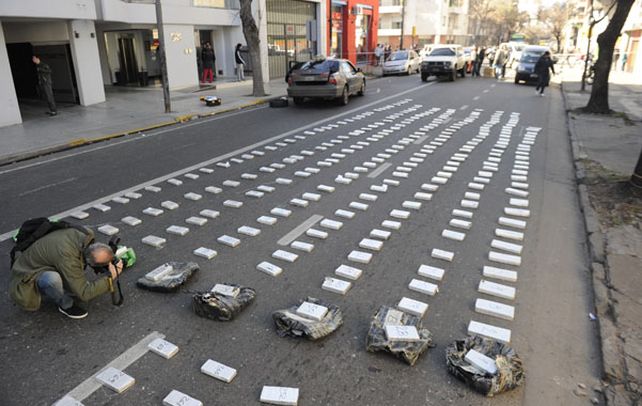 En panes. En un Honda Accord se encontraron unos 275 panes de marihuana que pesaron un total de 263 kilos. Los ocupantes de este auto lograron escapar. (foto: Héctor Rio)