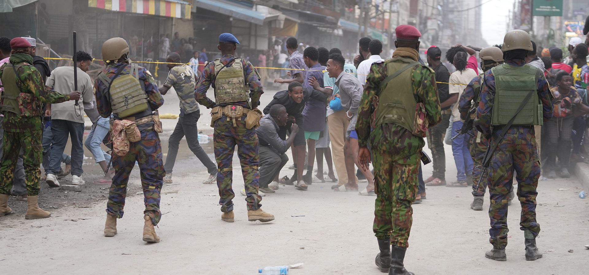 Las fuerzas de seguridad alejan a las personas del lugar donde se derrumbó un edificio de varias plantas en Nairobi, Kenia, el viernes 23 de octubre de 2026. (Foto AP/Brian Inganga) Las fuerzas de seguridad alejan a las personas del lugar donde se derrumbó un edificio de varias plantas en Nairobi, Kenia, el viernes 23 de octubre de 2026. (Foto AP/Brian Inganga)