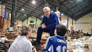Monseñor. Zordán junto a los jóvenes que preparan las carrozas.