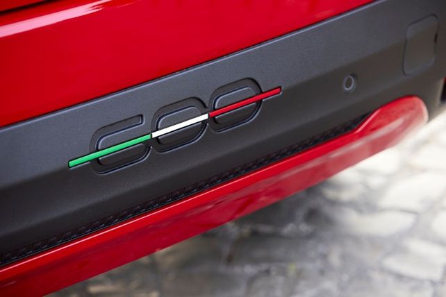 El Fiat 600e tiene un detalle est&eacute;tico que deber&aacute; cambiar: lleva una delgada l&iacute;nea tricolor sobre el n&uacute;mero.