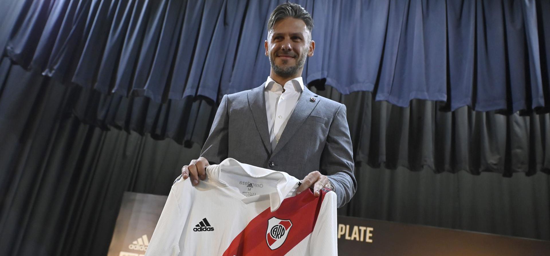 Martin Demichelis posa durante su presentación como nuevo entrenador del Club Atlético River Plate, el 15 de noviembre de 2022 en el Estadio Monumental en Buenos Aires (Argentina). El nuevo entrenador del River Plate, Martín Demichelis, deseó este miércoles "un exitoso Mundial" a la selección de fútbol de Argentina, dirigida por Lionel Scaloni. EFE/Matías Martin Campaya