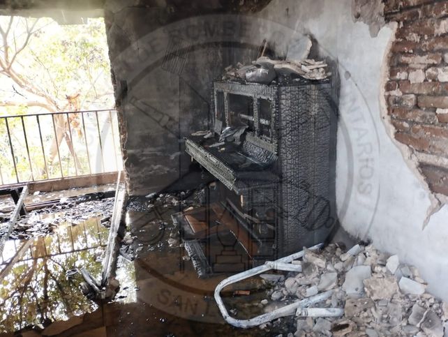 El interior del primer piso de la casa del barrio Bouchard muestra la magnitud del incendio.&nbsp;