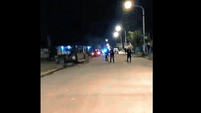 La policía quiso recuperar caballo robado y vecinos los sacaron a tiros y piedrazos