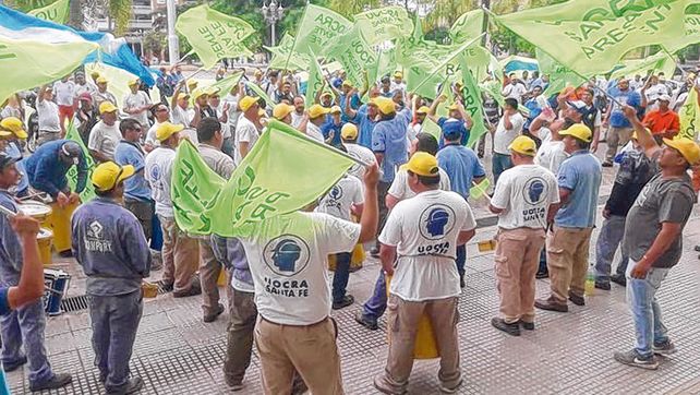 Reclamo. Los operarios se hicieron sentir en el centro de la capital provincial