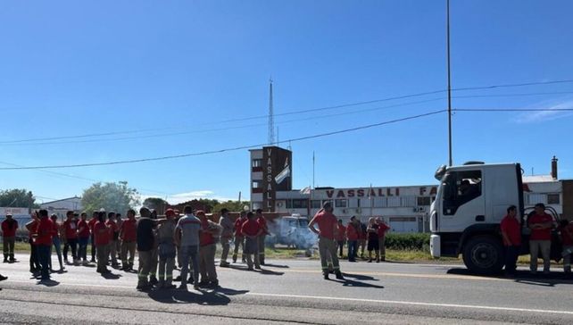 Los trabajadores de Vassalli cortaron durante una hora la ruta 33 en reclamo del pago de deudas salariales.