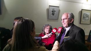 Rita Segato y Enrique Stola hablando con los medios en Paraná. 