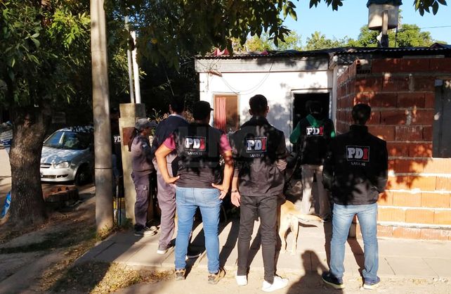 Uno de los jóvenes había sido detenido durante un allanamiento.