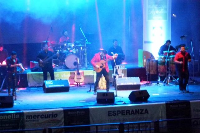Guitarreros con la participación del Taller Municipal de Danzas Argentinas dirigido por el Lic. Fabián Fahsbender