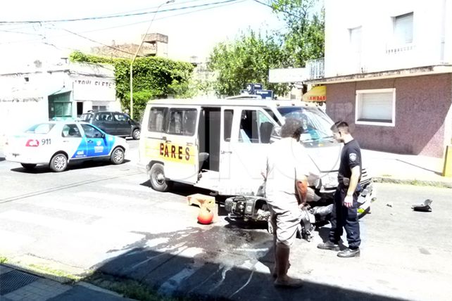 En barrio Candioti un transporte escolar chocó contra una moto