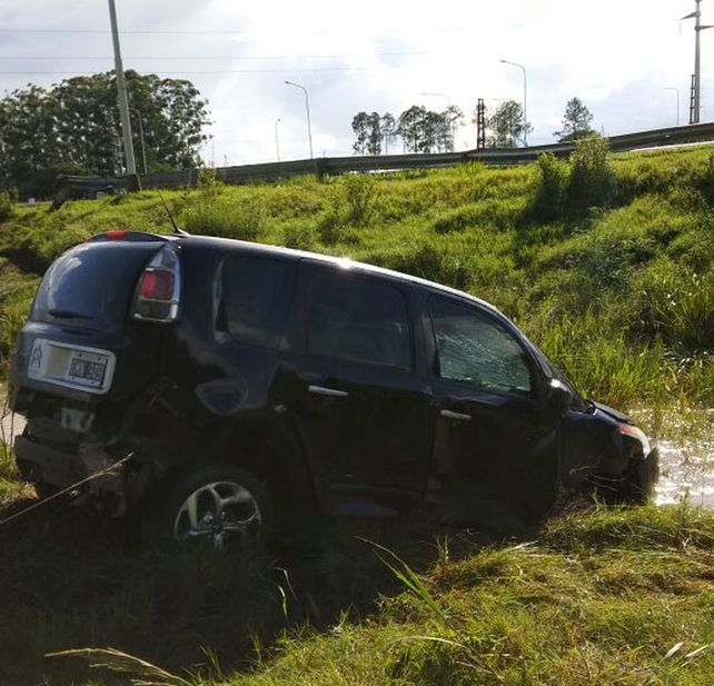 Conductora herida al despistar y volcar en la autovía