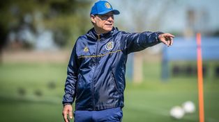 Ariel Holan tuvo inesperados problemas para conformar el once de Central que enfrentará a Vélez en Liniers.