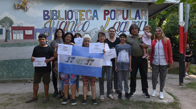 El grupo de estudiantes aprende a leer y escribir en un anexo que funciona en la Biblioteca Popular Juanito Laguna